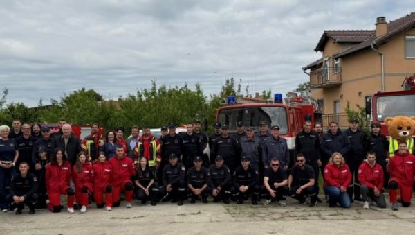 ПОКАЗАЛИ СПРЕМНОСТ У СПАСАВАЊУ И ГАШЕЊУ ПОЖАРА: Сарадња ватрогасних удружења Бакши из Мађарске и ДВД Будисава из Будисаве ПОКАЗАЛИ СПРЕМНОСТ У СПАСАВАЊУ И ГАШЕЊУ ПОЖАРА: Сарадња ватрогасних удружења Бакши из Мађарске и ДВД Будисава из Будисаве
