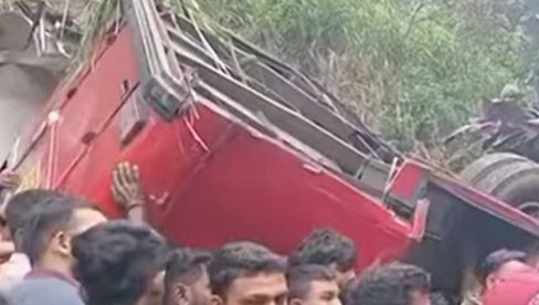 NAJSTRAŠNIJA SAOBRAĆAJNA NESREĆA U POSLEDNJIH 20 GODINA: Osam osoba poginulo, više od 30 povređenih u Šri Lanki (FOTO) NAJSTRAŠNIJA SAOBRAĆAJNA NESREĆA U POSLEDNJIH 20 GODINA: Osam osoba poginulo, više od 30 povređenih u Šri Lanki (FOTO)