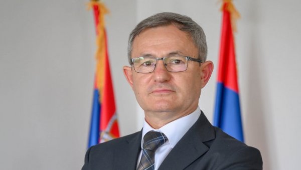 АФЛАТОКСИН И ЛАЖНИ СИР ПОЉУЉАЛИ СУ МЛЕКАРСТВО: Интервју - Драган Гламочић, министар пољопривреде АФЛАТОКСИН И ЛАЖНИ СИР ПОЉУЉАЛИ СУ МЛЕКАРСТВО: Интервју - Драган Гламочић, министар пољопривреде