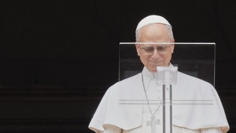 U PLAVOJ DŽAMINI BEZ CIPELA, ALI I MOLITVE: Vatikan sumira prvu posetu Rimokatoličkog poglavara inostranstvu