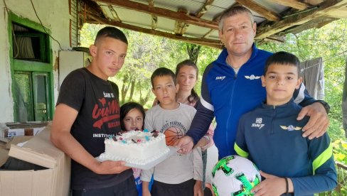 ФАЛИ ИМ СВЕ ОСИМ ЉУБАВИ: Пуна трпеза и купатило, сан шесточлане породице Тасић из села код Врањске Бање (ФОТО)