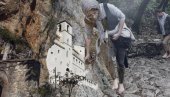 Zašto pod Ostrog vernici DOLAZE BOSI i nose VUNENE ČARAPE na dar? Ovo strogo ga poštuju i hrišćani i muslimani