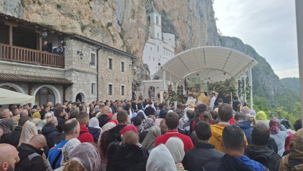 ХИЉАДЕ ВЕРНИКА ПРИСТУПАЈУ ЧУДОТВОРЦУ: У молитви и заједништву славе Светог Василија Острошког (ФОТО) ХИЉАДЕ ВЕРНИКА ПРИСТУПАЈУ ЧУДОТВОРЦУ: У молитви и заједништву славе Светог Василија Острошког (ФОТО)