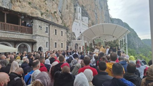 ХИЉАДЕ ВЕРНИКА ПРИСТУПАЈУ ЧУДОТВОРЦУ: У молитви и заједништву славе Светог Василија Острошког (ФОТО)