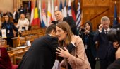 БРНАБИЋ У БУДИМПЕШТИ: Срдачан сусрет са председницом ЕП Мецолом БРНАБИЋ У БУДИМПЕШТИ: Срдачан сусрет са председницом ЕП Мецолом