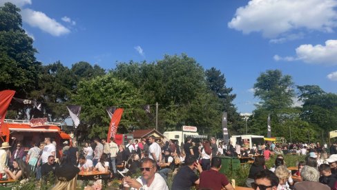 BILO SUŠIJA, A I BURGERA: Veliki broj Beograđana posetio dvodnevni festival hrane na Tašmajdanu BILO SUŠIJA, A I BURGERA: Veliki broj Beograđana posetio dvodnevni festival hrane na Tašmajdanu