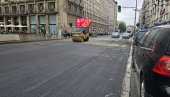 ZA SAT VREMENA ASFALTIRALI ULICU: Dečanska dobila asfalt (FOTO)