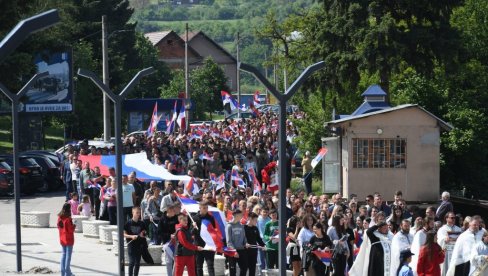 U LITIJI RAZVIJENA ZASTAVA DUGA VIŠE OD 20 METARA: Obeležena opštinska i hramovna slava Sveti Vasilije Ostroški u Leposaviću (VIDEO) U LITIJI RAZVIJENA ZASTAVA DUGA VIŠE OD 20 METARA: Obeležena opštinska i hramovna slava Sveti Vasilije Ostroški u Leposaviću (VIDEO)