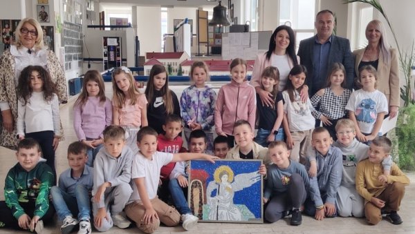 СВЕ БОЈЕ ЉУДСКОСТИ: Деца деци даровала мозаик Белог анђела СВЕ БОЈЕ ЉУДСКОСТИ: Деца деци даровала мозаик Белог анђела