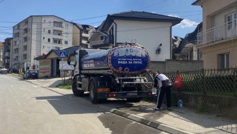 TEHNIČKA VODA ZA VIKEND: Direktor Vodovoda Savić najavio olakšice u Cvetanovoj ćupriji TEHNIČKA VODA ZA VIKEND: Direktor Vodovoda Savić najavio olakšice u Cvetanovoj ćupriji