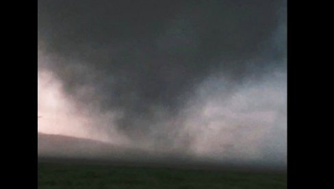 SUPERĆELIJSKA OLUJA HRLI KA NAŠOJ ZEMLJI: Crni vrtlog nosi sve pred sobom (VIDEO)