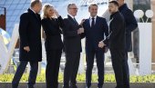 ZAPADNI LIDERI RADOSNI SA PAROM ZELESKI! Milion mrtvih Ukrajinaca, a klovnovi se smeju u Kijevu (FOTO)