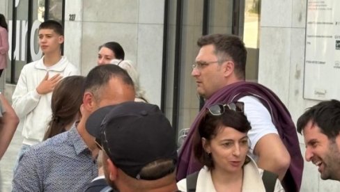 TOLIKO O NEZAVISNOSTI CRTE: Raša Nedeljkov sa blokaderima foteljašima u Briselu TOLIKO O NEZAVISNOSTI CRTE: Raša Nedeljkov sa blokaderima foteljašima u Briselu