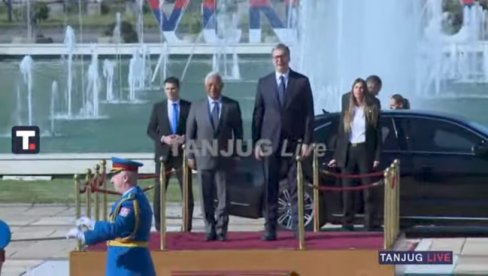 VUČIĆ SA KOŠTOM: Svečani doček ispred Palate Srbija (VIDEO) VUČIĆ SA KOŠTOM: Svečani doček ispred Palate Srbija (VIDEO)