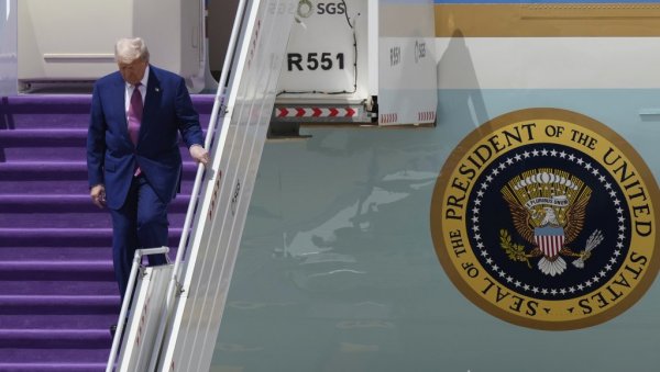ТРАМП ЗАПОЧЕО ТУРНЕЈУ ПО ЗАЛИВУ: Прва станица Саудијска Арабија ТРАМП ЗАПОЧЕО ТУРНЕЈУ ПО ЗАЛИВУ: Прва станица Саудијска Арабија