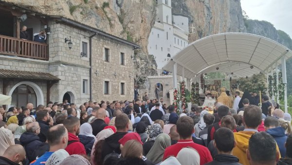 РЕКА ВЕРНИКА ДО ОСТРОШКЕ СВЕТИЊЕ: Хиљаде ходочасника са свих страна света слиле се у манастир који чува мошти чудотворца (ФОТО) РЕКА ВЕРНИКА ДО ОСТРОШКЕ СВЕТИЊЕ: Хиљаде ходочасника са свих страна света слиле се у манастир који чува мошти чудотворца (ФОТО)