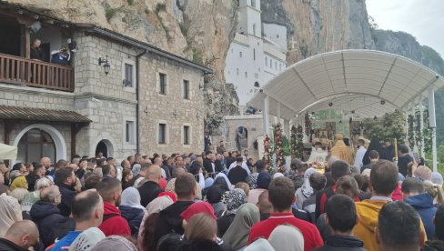 РЕКА ВЕРНИКА ДО ОСТРОШКЕ СВЕТИЊЕ: Хиљаде ходочасника са свих страна света слиле се у манастир који чува мошти чудотворца (ФОТО) РЕКА ВЕРНИКА ДО ОСТРОШКЕ СВЕТИЊЕ: Хиљаде ходочасника са свих страна света слиле се у манастир који чува мошти чудотворца (ФОТО)