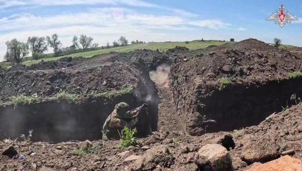 ХИТНО ПОВЛАЧЕЊЕ НА “ЛИНИЈУ СИРСКОГ”: Украјинска војска напушта садашњу линију фронта под притиском руских снага (МАПА) ХИТНО ПОВЛАЧЕЊЕ НА “ЛИНИЈУ СИРСКОГ”: Украјинска војска напушта садашњу линију фронта под притиском руских снага (МАПА)