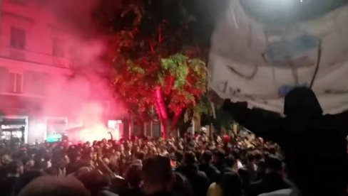 ХИЉАДЕ НАВИЈАЧА ИЗАШЛО НА УЛИЦЕ: Славе бруку највећег ривала (ВИДЕО)