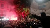 ХИЉАДЕ НАВИЈАЧА ИЗАШЛО НА УЛИЦЕ: Славе бруку највећег ривала (ВИДЕО)