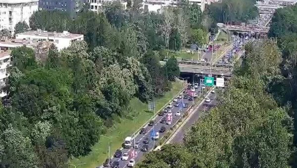 ПОПОДНЕВНИ КОЛАПС У БЕОГРАДУ: Погледајте који правци су најкритичнији (ФОТО) ПОПОДНЕВНИ КОЛАПС У БЕОГРАДУ: Погледајте који правци су најкритичнији (ФОТО)