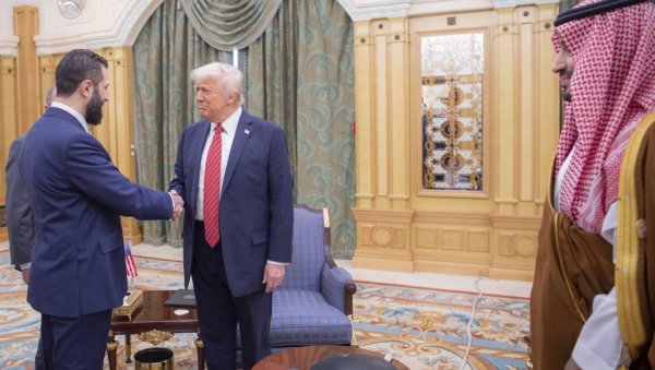 УКИНУО САНКЦИЈЕ СИРИЈИ, КАТАРУ ПРОДАО БОИНГЕ: Трамп обилази земље залива, после Ријада отпутовао у Доху УКИНУО САНКЦИЈЕ СИРИЈИ, КАТАРУ ПРОДАО БОИНГЕ: Трамп обилази земље залива, после Ријада отпутовао у Доху