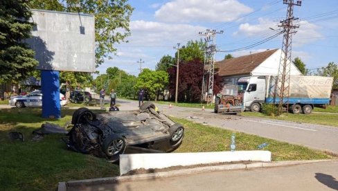 СУДАР ТРАКТОРА И „ГОЛФА“: Двојица возача повређана у Новим Козарцима код Кикинде СУДАР ТРАКТОРА И „ГОЛФА“: Двојица возача повређана у Новим Козарцима код Кикинде