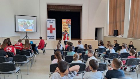 „СИГУРНИЈЕ ШКОЛЕ, ОТПОРНИЈЕ ЗАЈЕДНИЦЕ“: Предавање у Параћину у оквиру „Недеље Црвеног крста“ (ФОТО)