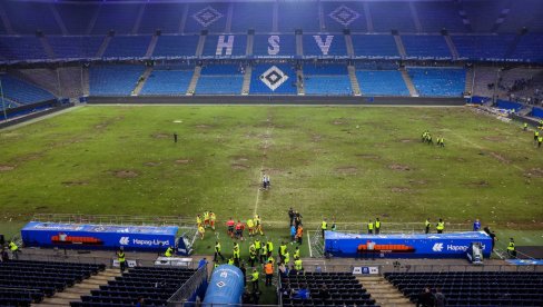 PUNE RUKE POSLA ZA UPRAVU HAMBURGA: Ovako izgleda teren novog člana Bundeslige nakon slavlja navijača (VIDEO) PUNE RUKE POSLA ZA UPRAVU HAMBURGA: Ovako izgleda teren novog člana Bundeslige nakon slavlja navijača (VIDEO)