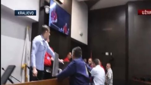 НЕМИЛЕ СЦЕНЕ: Насиље блокадера фотељаша у Краљеву (ФОТО/ВИДЕО) НЕМИЛЕ СЦЕНЕ: Насиље блокадера фотељаша у Краљеву (ФОТО/ВИДЕО)