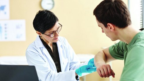 AKO VAM SE KOŽA CRVENI I PERUTA Upozorenje dermatologa: Seboroični dermatitis ne voli sunce, pridržavajte se ovih 5 saveta AKO VAM SE KOŽA CRVENI I PERUTA Upozorenje dermatologa: Seboroični dermatitis ne voli sunce, pridržavajte se ovih 5 saveta
