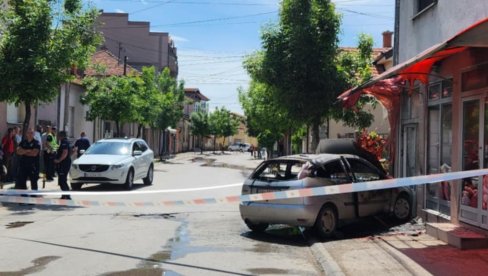 БУКНУО АУТОМОБИЛ У ЦЕНТРУ ВРАЊА: Жена изашла до месаре, запалио јој се аутомобил
