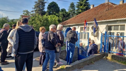 И У БЕЛОМ ПОТОКУ, МОРА ДА СЕ ЧЕКА: Гужве за издавање свих путних исправа