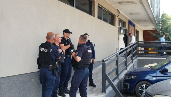 КУРТИЈЕВЦИ ХАРАЈУ ПО КОСОВСКОЈ МИТРОВИЦИ: Упали наоружани у Халу спортова и децу избацили напоље КУРТИЈЕВЦИ ХАРАЈУ ПО КОСОВСКОЈ МИТРОВИЦИ: Упали наоружани у Халу спортова и децу избацили напоље