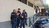 KURTIJEVCI HARAJU PO KOSOVSKOJ MITROVICI: Upali naoružani u Halu sportova i decu izbacili napolje