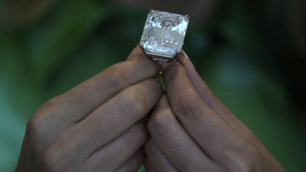 ПРЕМАШИО 20 МИЛИОНА ДОЛАРА: Ретки плави дијамант продат по невероватној цени ПРЕМАШИО 20 МИЛИОНА ДОЛАРА: Ретки плави дијамант продат по невероватној цени