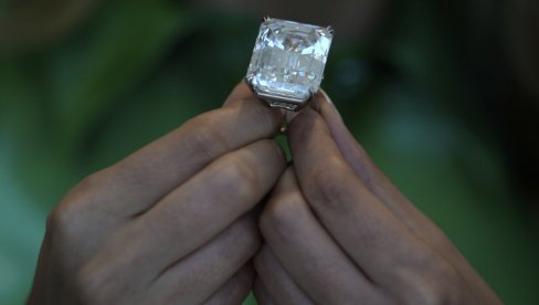 ПРЕМАШИО 20 МИЛИОНА ДОЛАРА: Ретки плави дијамант продат по невероватној цени