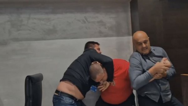 НАСИЛНИЦИ ПОНОВИЛИ ДЕЛО: Ово није први пут да краљевачка опозиција врши терор, наставили мартовски сценарио (ВИДЕО) НАСИЛНИЦИ ПОНОВИЛИ ДЕЛО: Ово није први пут да краљевачка опозиција врши терор, наставили мартовски сценарио (ВИДЕО)