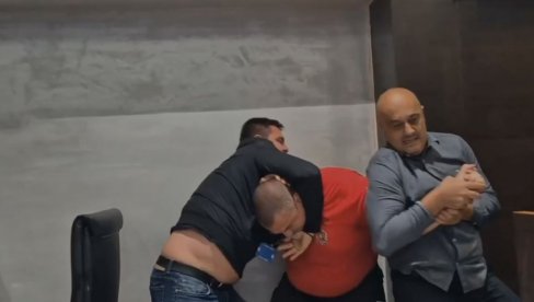 НАСИЛНИЦИ ПОНОВИЛИ ДЕЛО: Ово није први пут да краљевачка опозиција врши терор, наставили мартовски сценарио (ВИДЕО) НАСИЛНИЦИ ПОНОВИЛИ ДЕЛО: Ово није први пут да краљевачка опозиција врши терор, наставили мартовски сценарио (ВИДЕО)