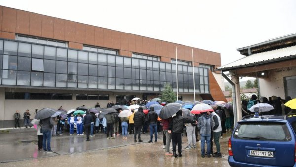 УМЕСТО У СПОРТСКОЈ ХАЛИ, НАША ДЕЦА СУ ПРИНУЂЕНА ДА ВРЕМЕ ПРОВОДЕ НА УЛИЦИ: Огласили се спортски радници на КиМ УМЕСТО У СПОРТСКОЈ ХАЛИ, НАША ДЕЦА СУ ПРИНУЂЕНА ДА ВРЕМЕ ПРОВОДЕ НА УЛИЦИ: Огласили се спортски радници на КиМ