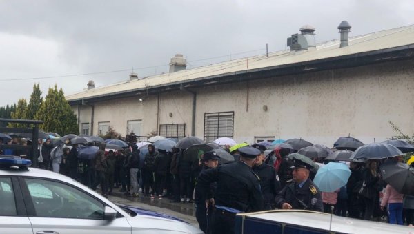РОДИТЕЉИ СА ДЕЦОМ ИСПРЕД СПОРТСКЕ ХАЛЕ: Протест у Северној Митровици (ВИДЕО) РОДИТЕЉИ СА ДЕЦОМ ИСПРЕД СПОРТСКЕ ХАЛЕ: Протест у Северној Митровици (ВИДЕО)