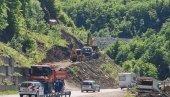 САОБРАЋАЈ ОТЕЖАН, РАДОВИ У ТОКУ: Почела санација клизишта између тунела „Чемерно“ и „Сурдуп“