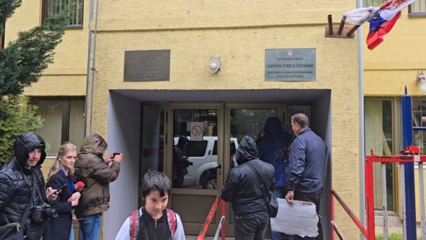 НОВО ИЖИВЉАВАЊЕ ПРИШТИНЕ: Тзв. косовска полиција ушла у Службу за запошљавање у Северној Митровици НОВО ИЖИВЉАВАЊЕ ПРИШТИНЕ: Тзв. косовска полиција ушла у Службу за запошљавање у Северној Митровици