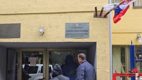 УГРОЗИЛИ И ПРАВО СРБА НА РАД: Српска листа о упаду тзв. косовске полиције у Националну службу за запошљавање у Косовској Митровици УГРОЗИЛИ И ПРАВО СРБА НА РАД: Српска листа о упаду тзв. косовске полиције у Националну службу за запошљавање у Косовској Митровици