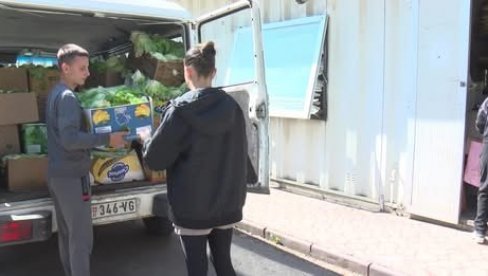 ЗАСАДИЛИ ПОВРЋЕ, ПА ПОКЛОНИЛИ: Донација средњошколаца из Рековца Народној кухињи Црвеног крста у Крагујевцу ЗАСАДИЛИ ПОВРЋЕ, ПА ПОКЛОНИЛИ: Донација средњошколаца из Рековца Народној кухињи Црвеног крста у Крагујевцу