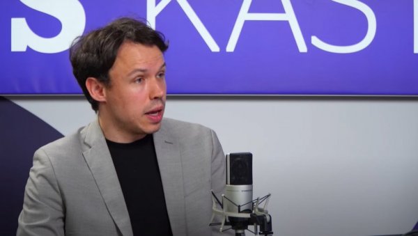 ДРАМА: Посланик се попео на зграду скупштине и прети да ће да скочи ДРАМА: Посланик се попео на зграду скупштине и прети да ће да скочи