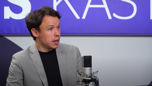 DRAMA: Poslanik se popeo na zgradu skupštine i preti da će da skoči
