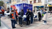ГУЖВА НА ШТАНДОВИМА: Грађани масовно приступају Покрету за народ и државу (ФОТО/ВИДЕО)