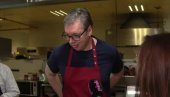 VUČIĆ IZ KUHINJE U NESVAKIDAŠNJEM IZDANJU: Stigli su ćaciji, spremam im ćevape! Nemamo volove i prasiće kao oni