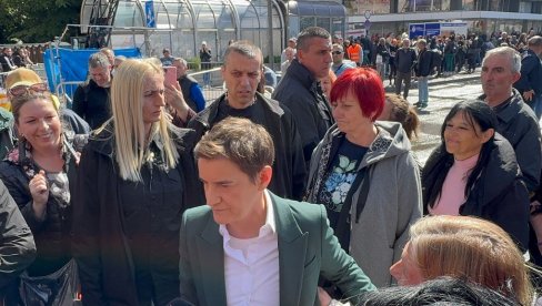 ДАНАС МОЖЕМО ДА ВИДИМО СВЕ СУПРОТНО НАСИЉУ Ана Брнабић стигла на свенародни скуп (ВИДЕО)